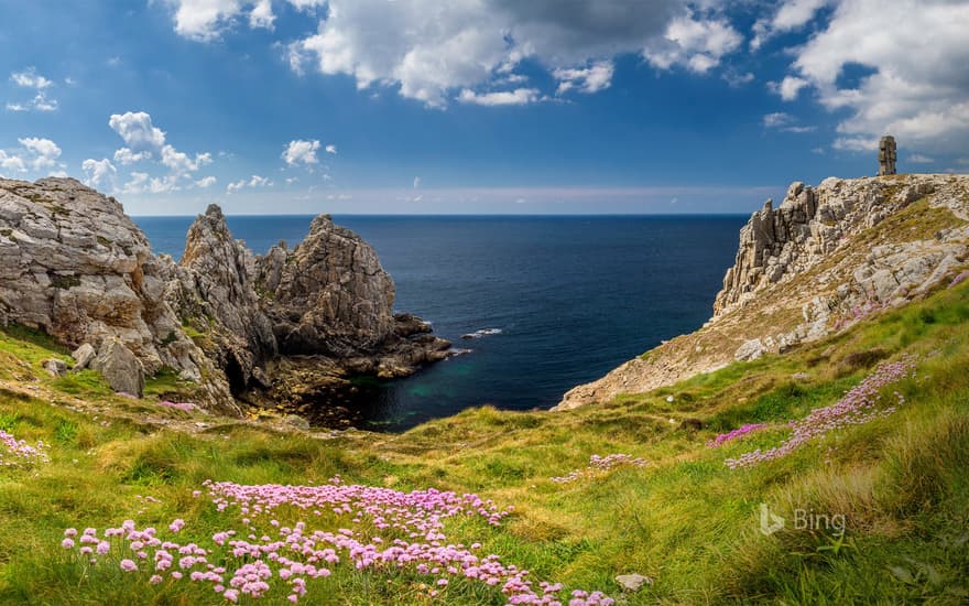 Pointe de Pen-Hir and the monument to the Bretons of Free France on the Crozon peninsula, Brittany