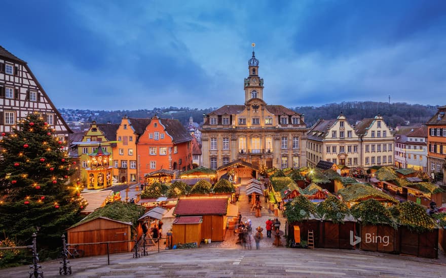 Annual Schwäbisch Hall Weihnachtsmarkt in the market square, Baden-Württemberg, Germany